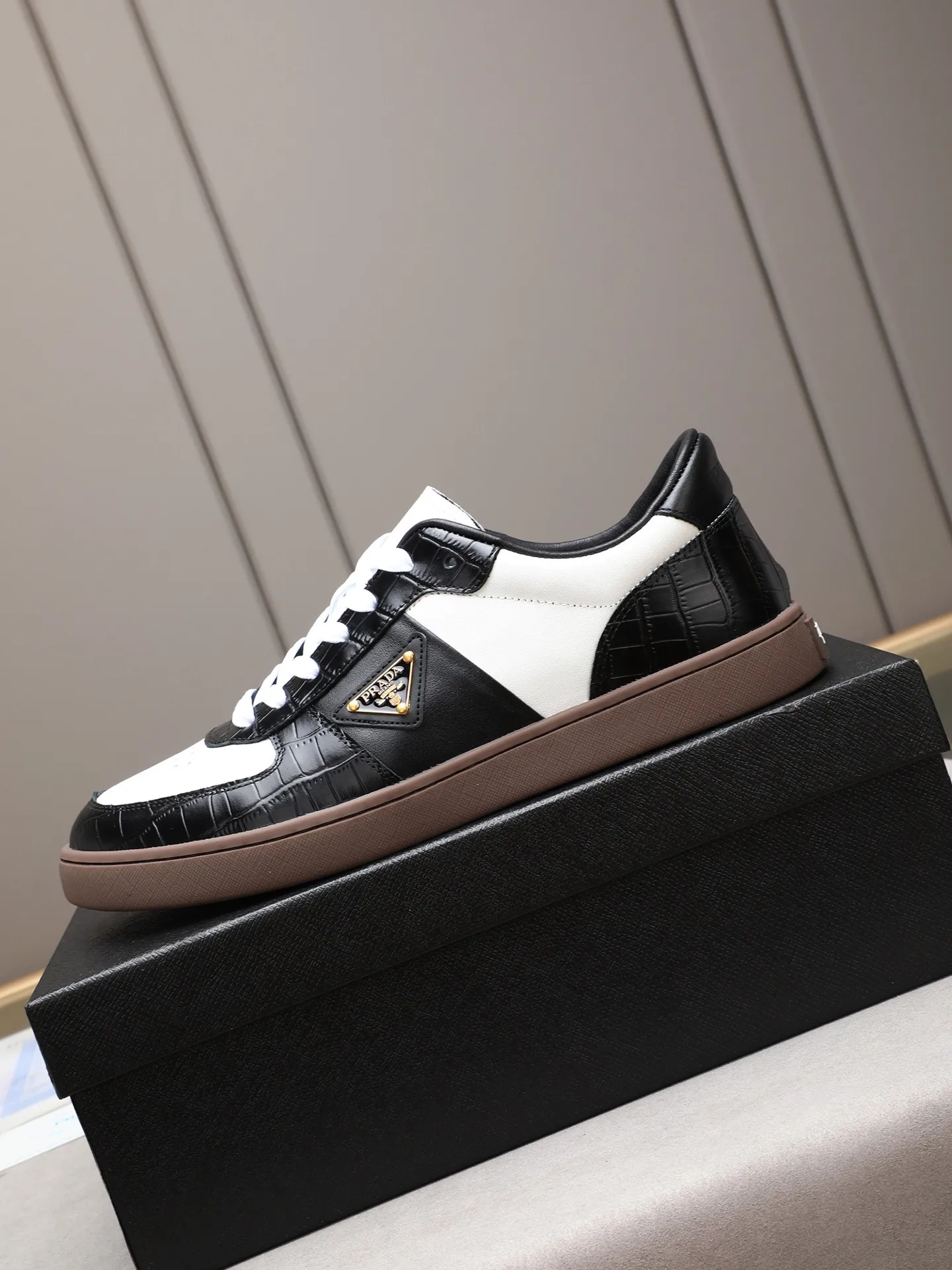Men's shoes💰420💰 Brand: PRADA (Prada) Standard code: Men's code 38–44 (45 can be customized) Material: Original cowhide, breathable sheep lining Special outsole Style category: Men's fashionable casual sneakers Low-key luxury! Color: actual picture color